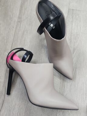Vince Pointed ARMON ankle Strap Pumps Mules